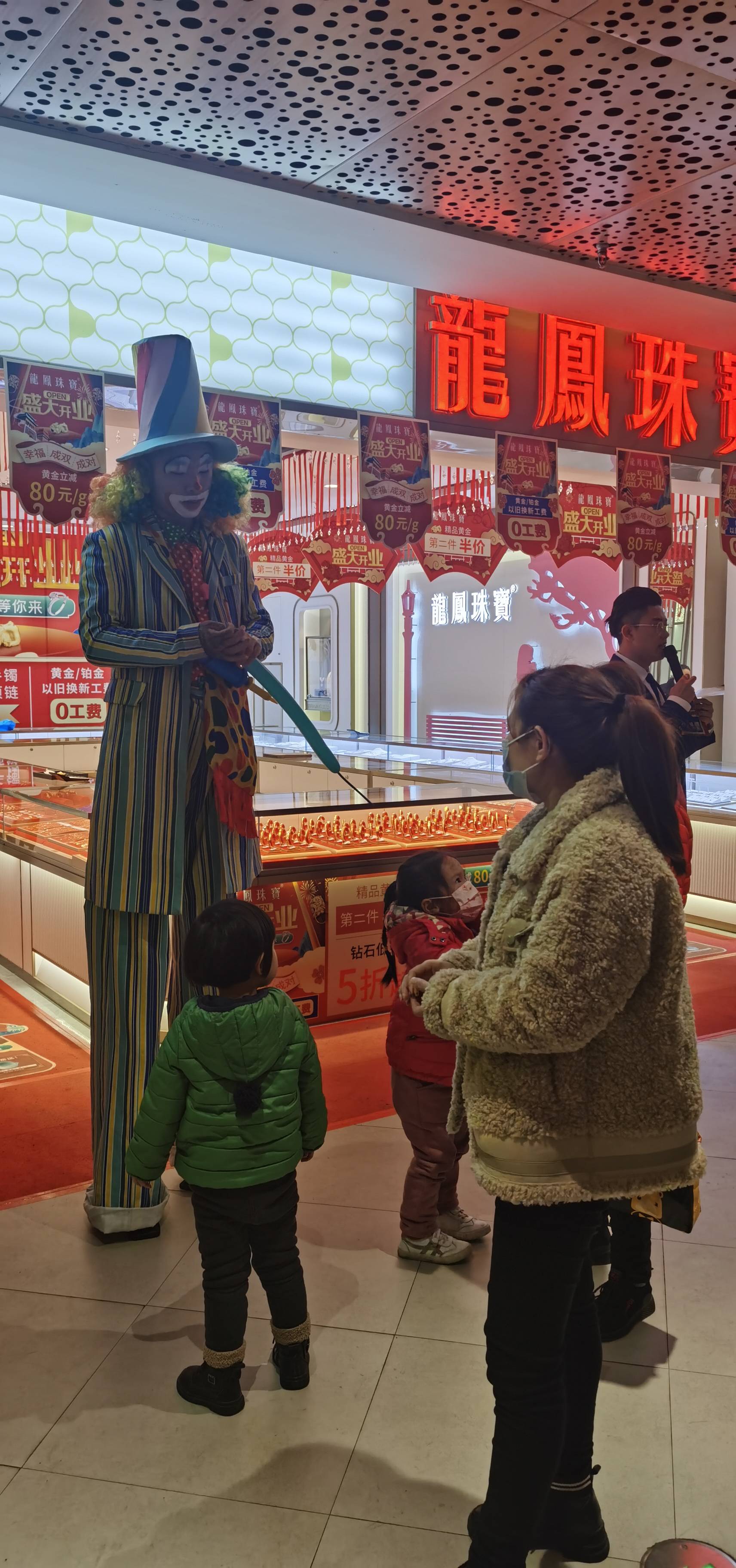 龙凤珠宝柜台为了"3·15"促销大战,提前亮出高达2米的假洋人赚吆喝