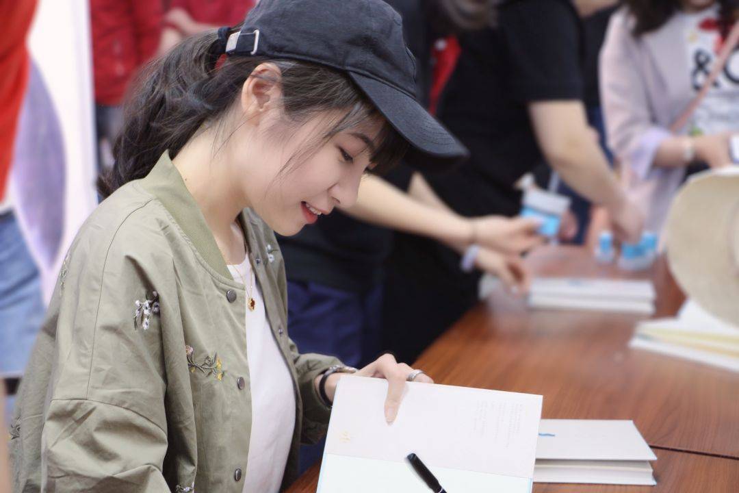 黑龙江美女状元北大毕业,放弃30万年薪,专职写作,现状怎样_刘婉荟