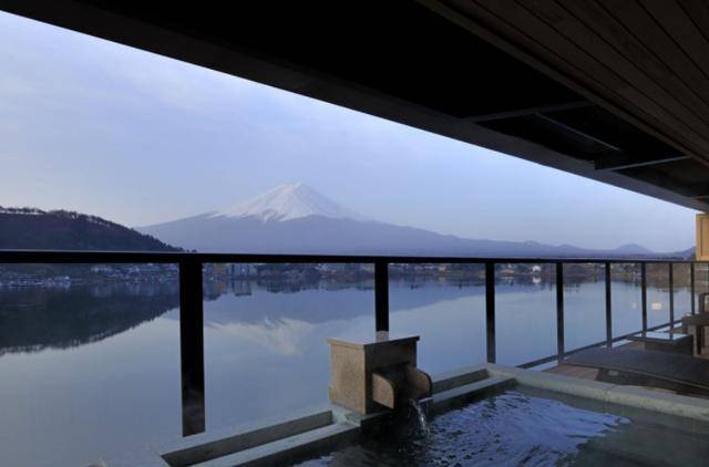 日本灵峰富士山是租来的，主人是山顶的神社，每年收取天价租金