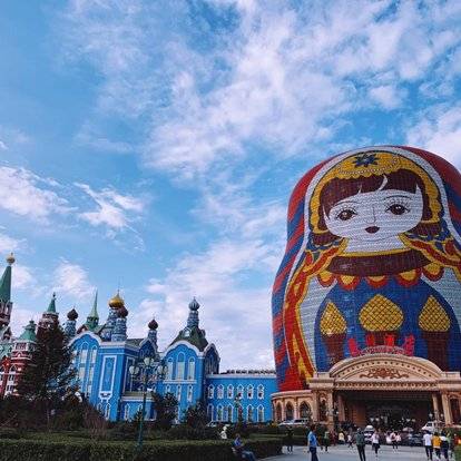 内蒙古有个套娃广场，充满童趣，一个娃娃有10层楼那么高