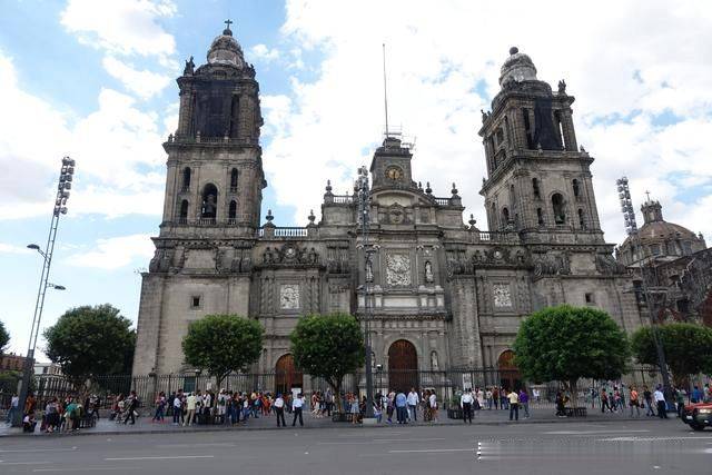 说说墨西哥城金碧辉煌的大教堂和它身旁的小兄弟
