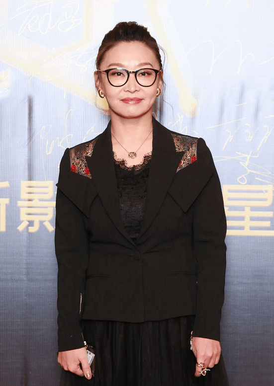 原来刘天池这么会穿,黑西装内搭睡衣,不仅不丑,意外高级又时髦