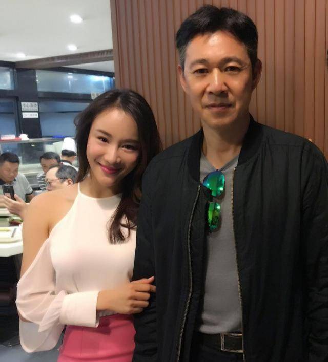 褒贬不一的张丰毅:对儿子冷漠,对继女疼爱,现又被传坏消息_霍凡