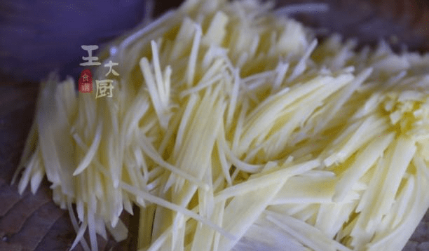 土豆丝的炒法最好吃的做法 81384c9ea02843619e90cd89dfe05ac2.png