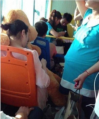 原创公交车上没人给孕妇让座,司机十分霸气:没人让座就不开车