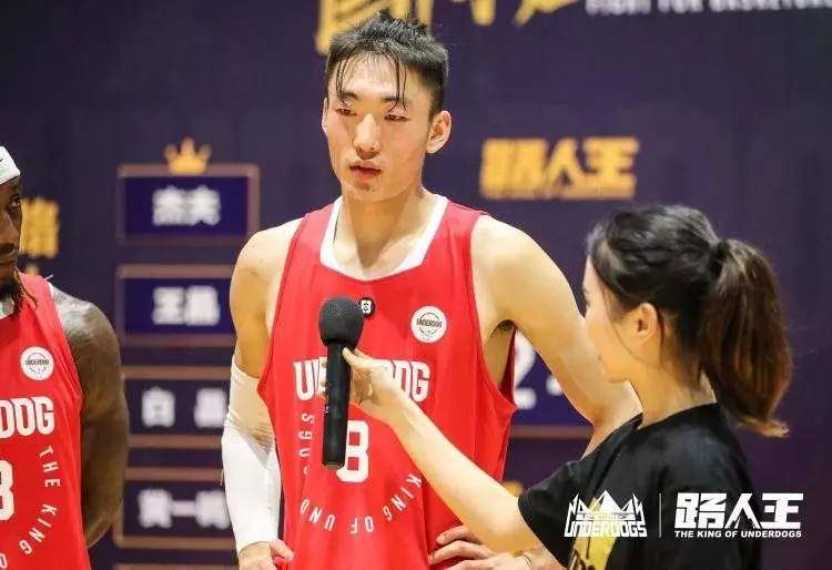 比赛开打,作为"大魔王"的白晶果然取得了优势,恐怖的身高臂展既能在