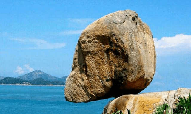 福建有一块石头，位于东山岛的悬崖边上，大风一吹就会动