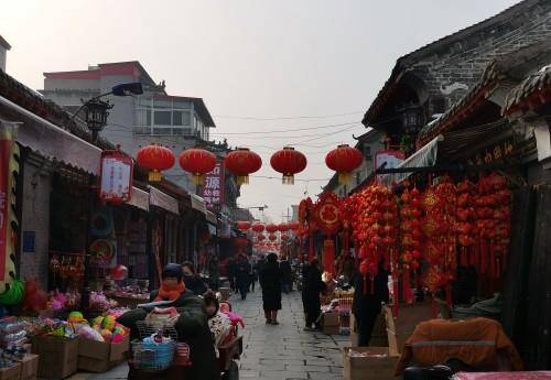 河南小县城年味渐浓，人们逛着千年古街买年货，这些物品最受欢迎