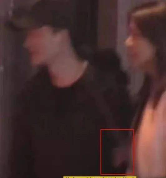 黄轩被曝夜会神秘女 与女子勾肩搭背 被调侃小心回家跪榴莲 电影