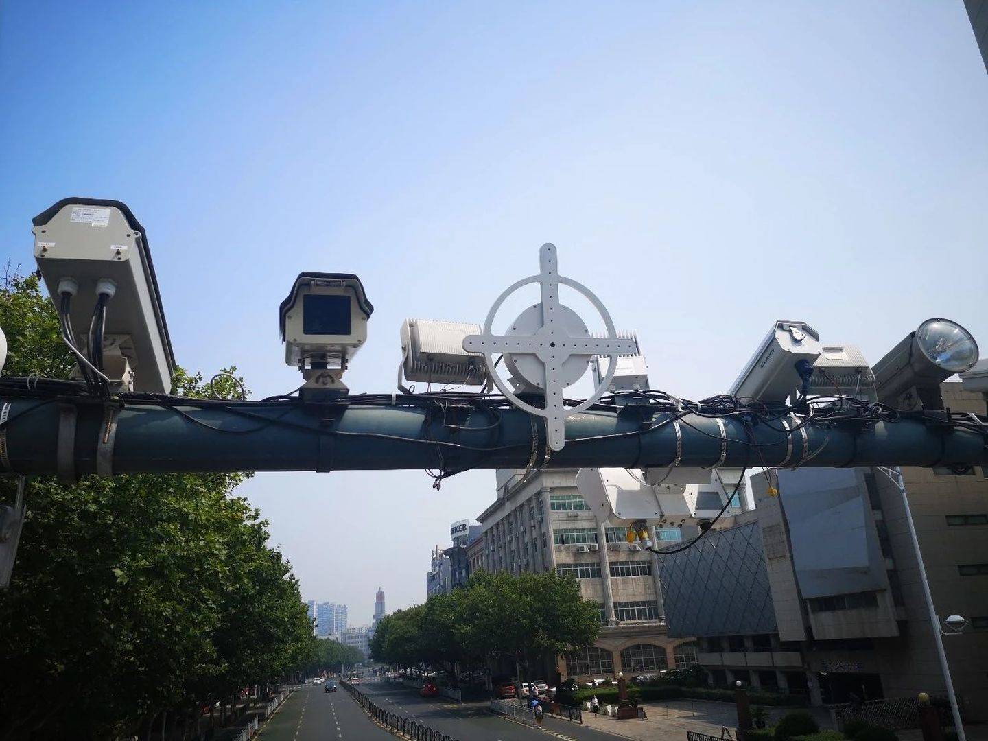 违法鸣笛抓拍 看完你还敢按喇叭吗?