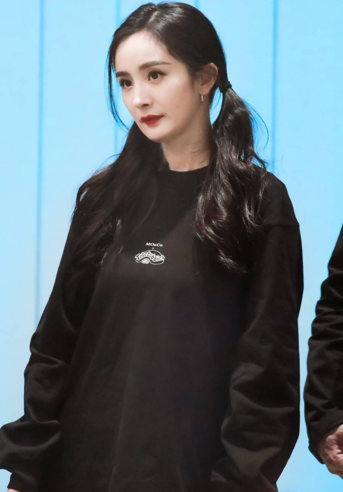 原创34岁杨幂越穿越嫩!黑色卫衣配黑裤休闲舒适,扎双马尾俏皮可爱