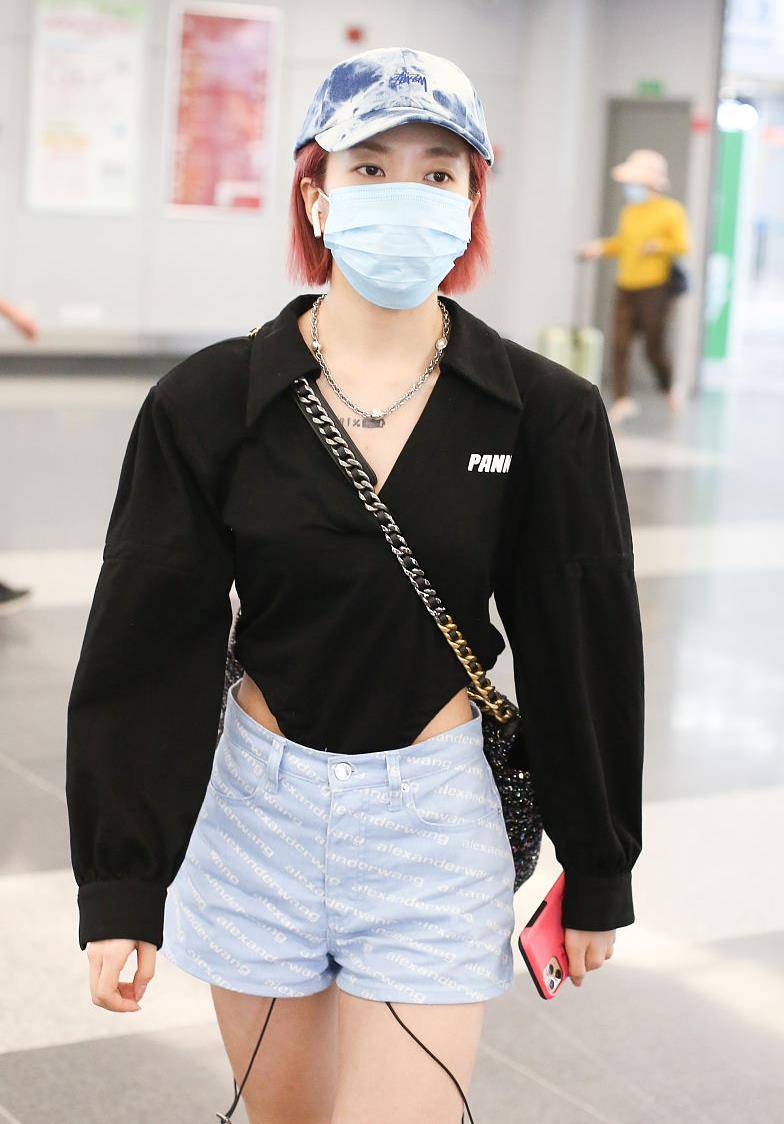 乃万机场造型真大胆西装束腰挖洞秀马蜂腰奶白莲藕腿好清爽