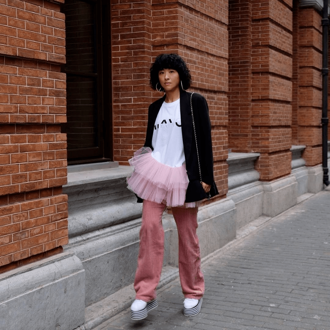 原创徐濠萦真会装嫩身穿粉色套装出席活动减龄洋气少女感爆棚