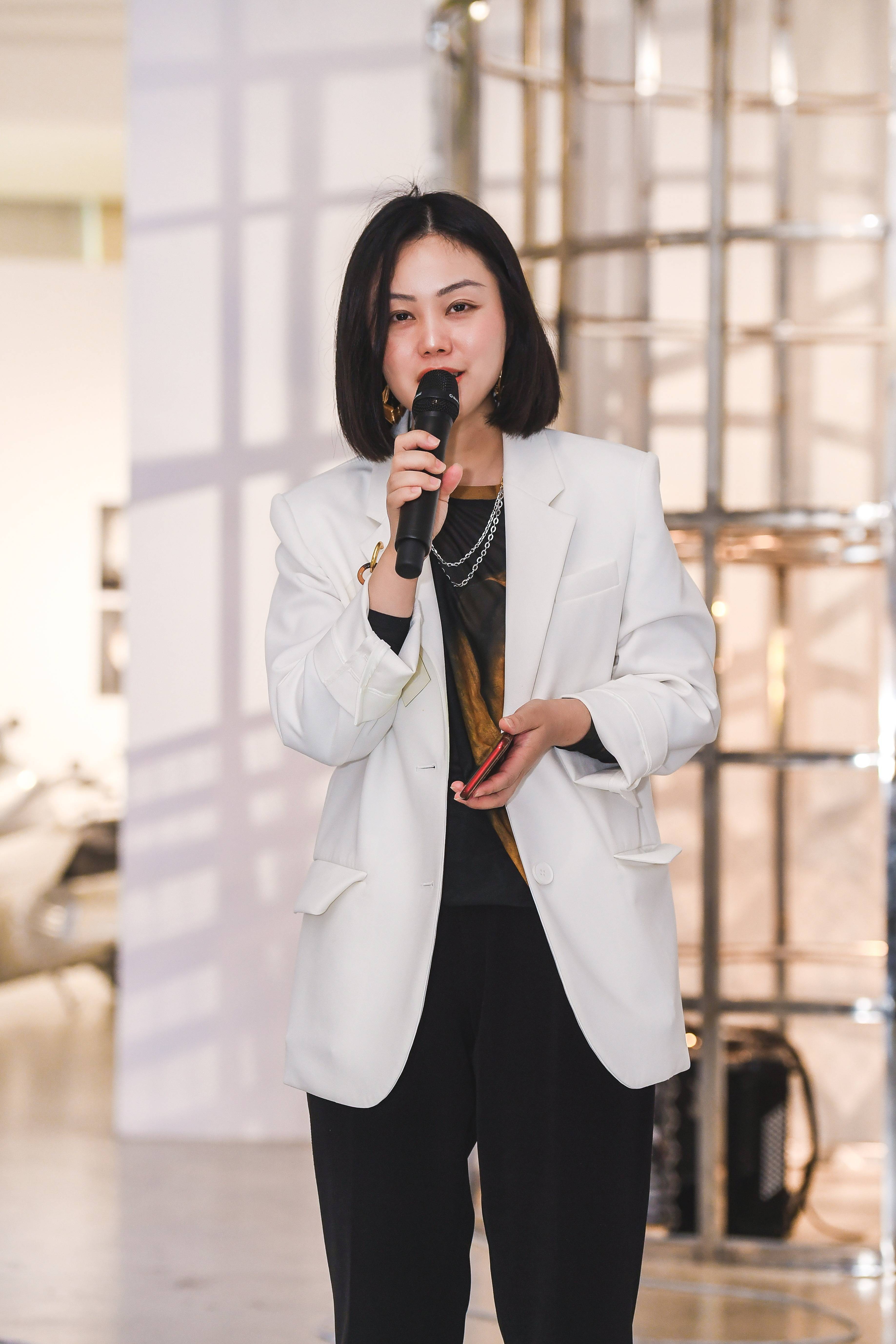 开幕式现场,原61美术馆执行馆长薛薇女士为展览致辞,在感谢各位来宾