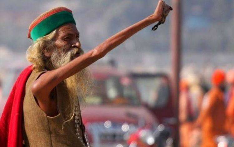 印度街头的“苦行僧”，要怎么分辨真假呢？导游:很简单！