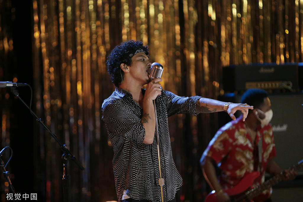 格莱美现场 火星哥新歌全球首演复古魅力十足