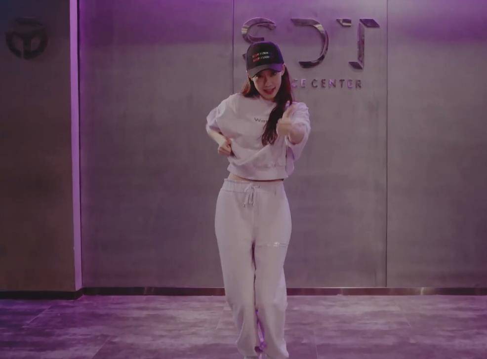 原创张小斐跳女团舞放不开边跳边拽衣服生怕露腰穿运动装活力十足