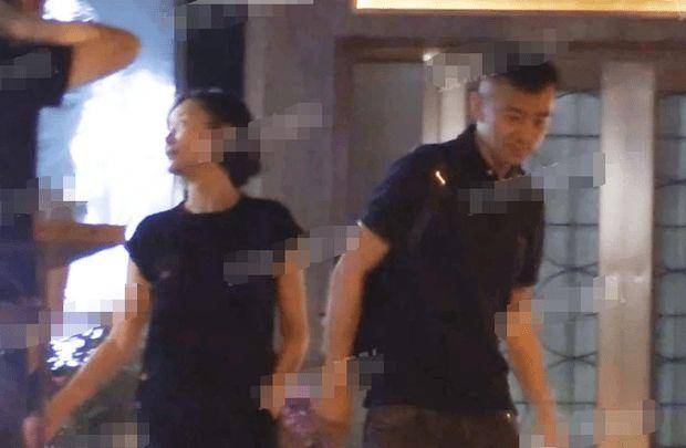 老总亲小三_女秘书被渣男老总亲(3)