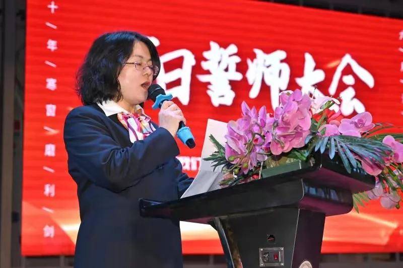 教师代表张晋霞表态发言,全体教师宣誓仪式6班主任代表张智桦老师发言