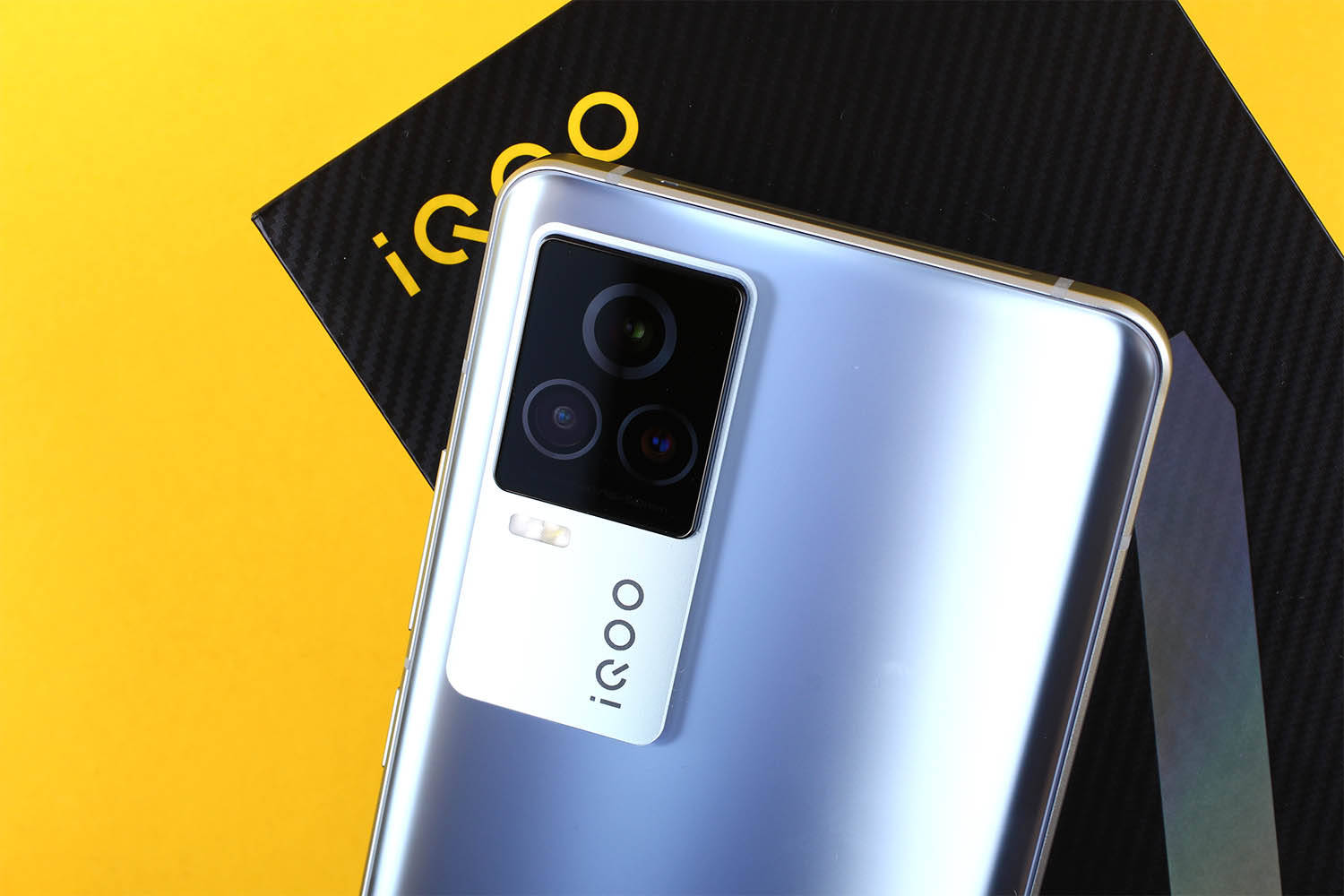 在部分手机厂商缩减包装时,iqoo 包装依旧,配备了120w的充电器,并且