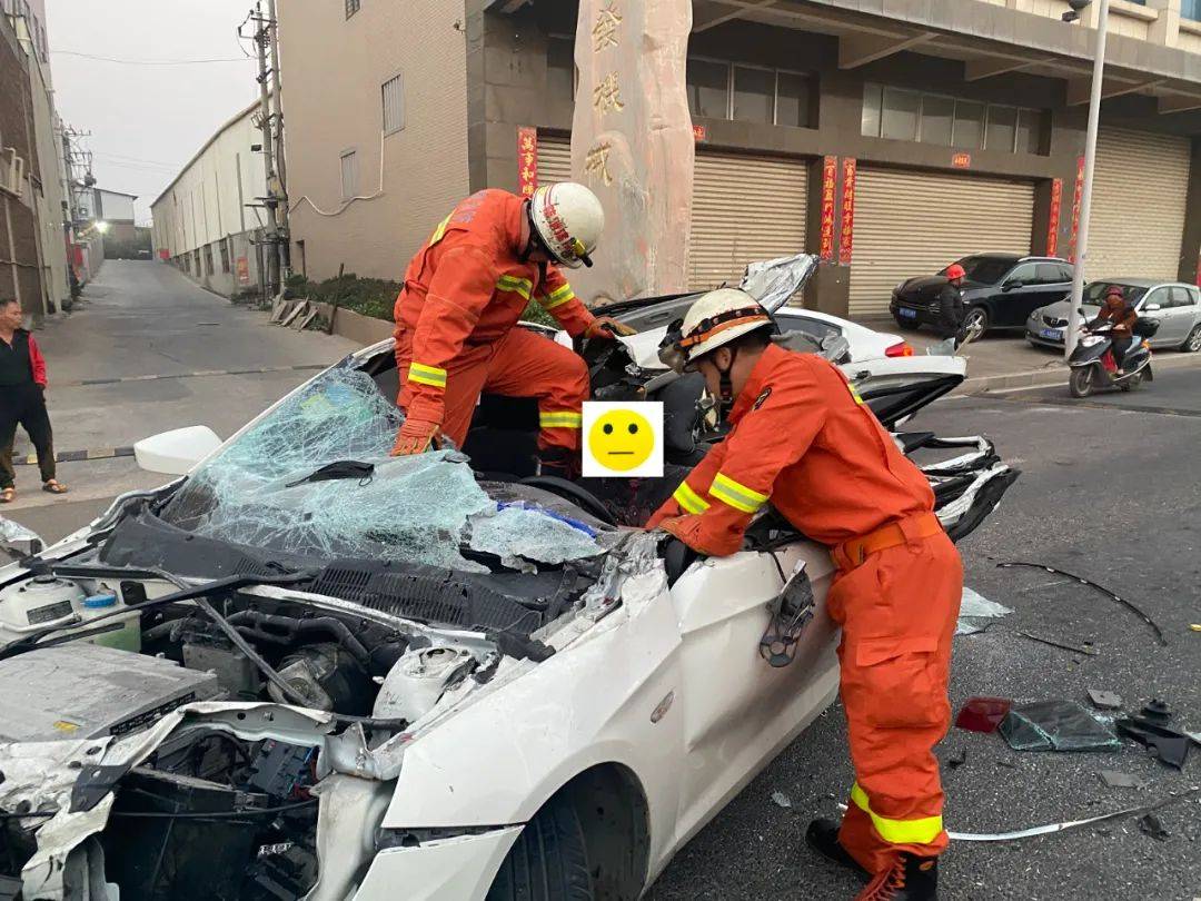 驚險福建晉江一小轎車追尾大貨車車頂整個被削掉