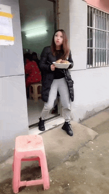 图片[1]-GIF搞笑段子：第一次带妹子回家吃饭，既然把凳子坐烂了。-妖次元