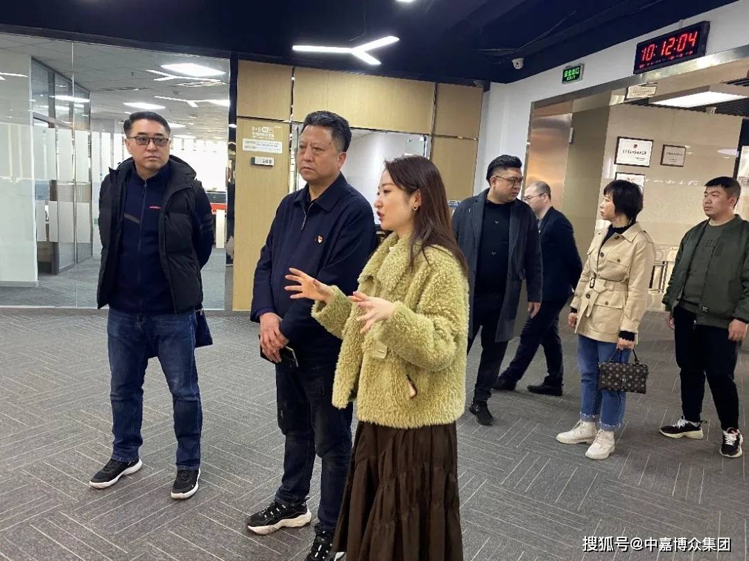 中嘉博众集团统招事业部总监王英辉,就业平台总监田坤,副总监陈劲