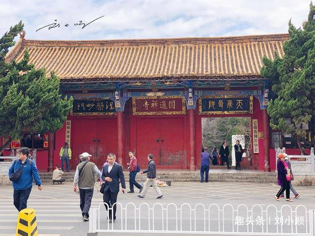 中国唯一的“倒坡寺”，拜佛需要一路往下走，位于云南昆明市中心
