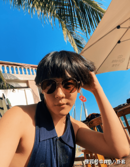 原创姜思达搞行为艺术满头戴花裸体让粉丝作画网友说尊重但眼瞎