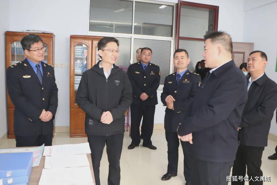 暖禹城市委书记亲自为一门店挂示范牌