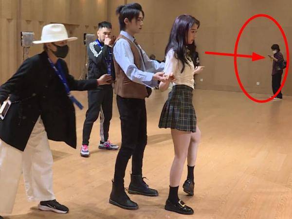 鹿晗化身小迷弟看关晓彤跳舞,全程录像给女友拎包,画面太甜了