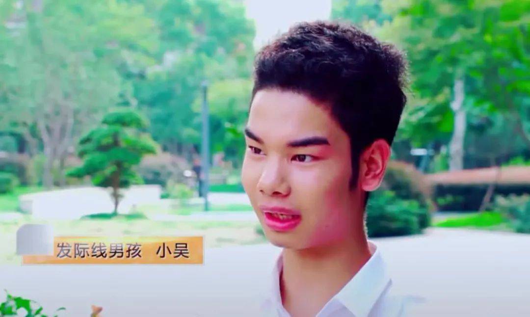 全围了上来,他们手上拿着的消费清单让小吴大吃一惊——他做了发际线