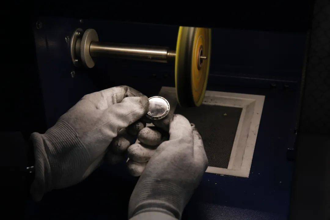 大家可以参考下抛光前后的表背对比,区别不要太大～最后才是在模拟