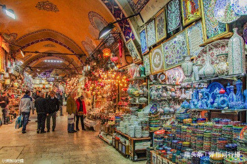 土耳其最大的集市，内有65条街4400家商铺，宛如一座“商品迷宫”