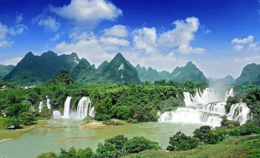 亚洲最大的跨国瀑布：水量是黄果树瀑布的三倍，堪称人间奇观！