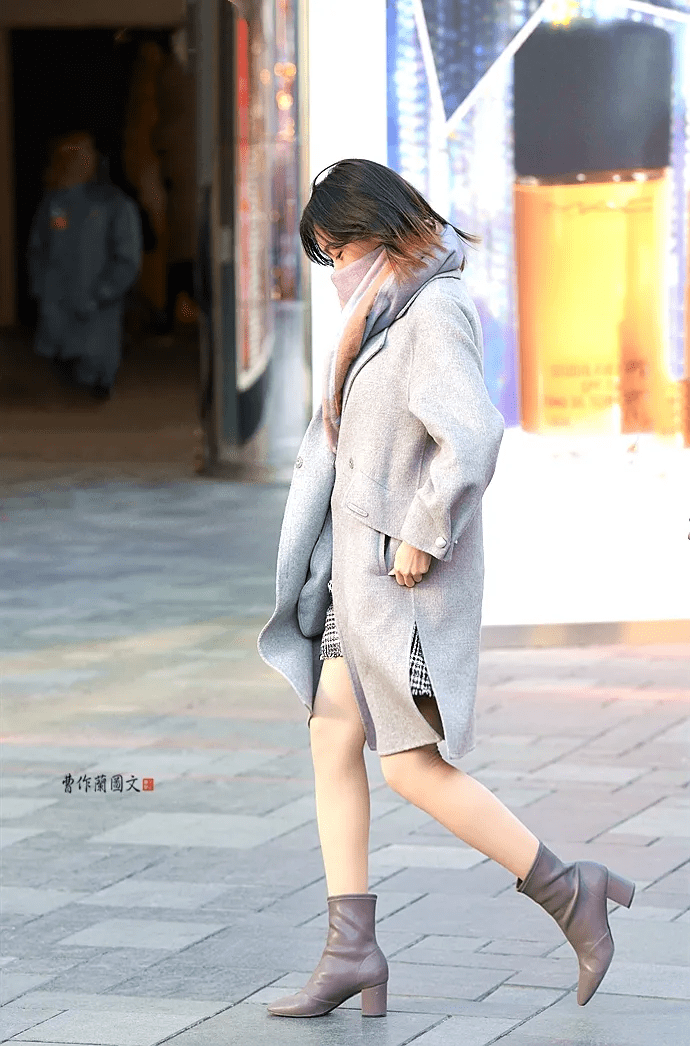 街拍一双肉丝助力美女穿出轻熟风