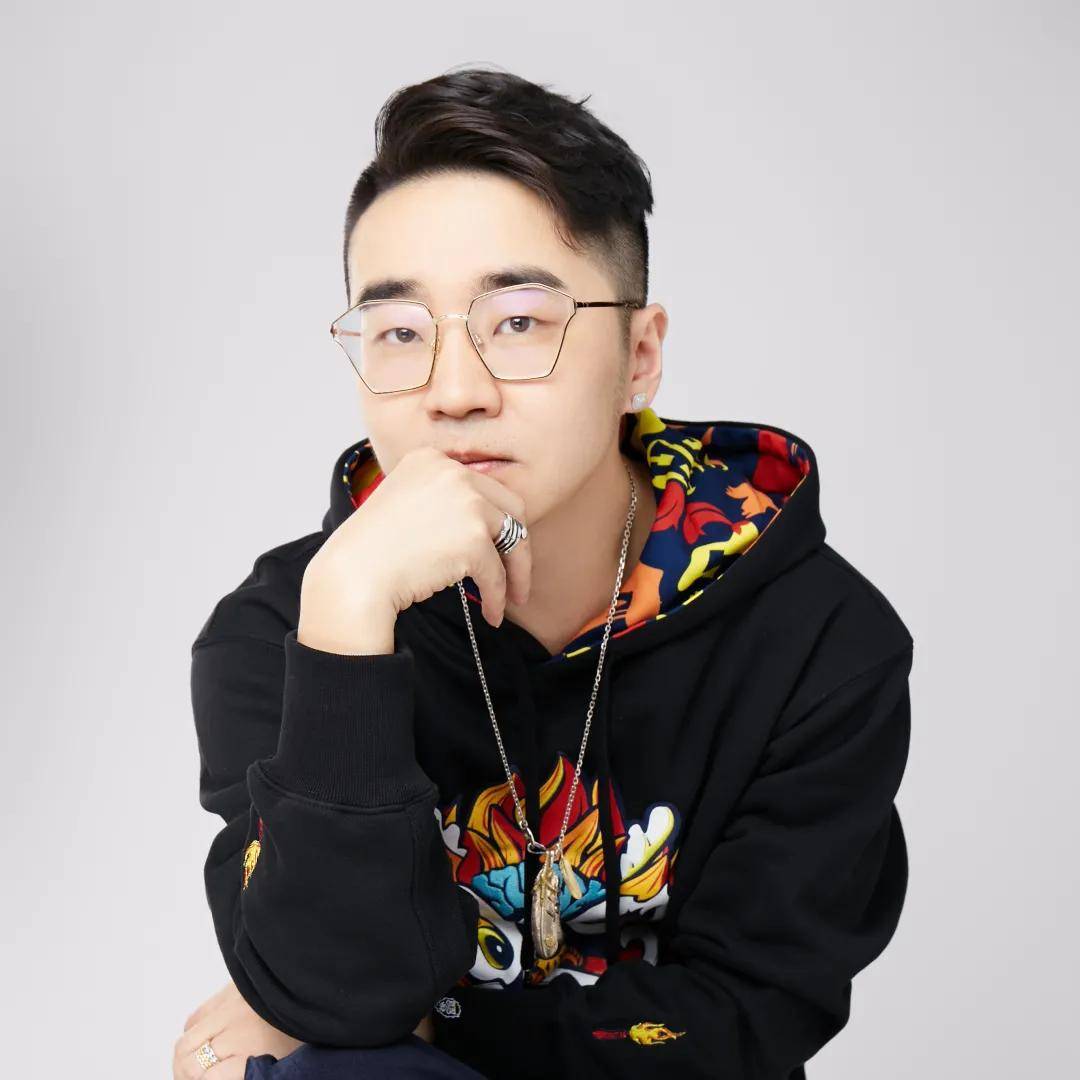 欧俊擅长各类珠宝之间的颜色搭配 ,对于宴会风格的珠宝款式,有自己独