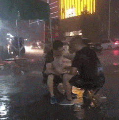 原创
每日一笑:妹子咱还能尊重下乞丐这个职业吗,有你这样乞讨的吗