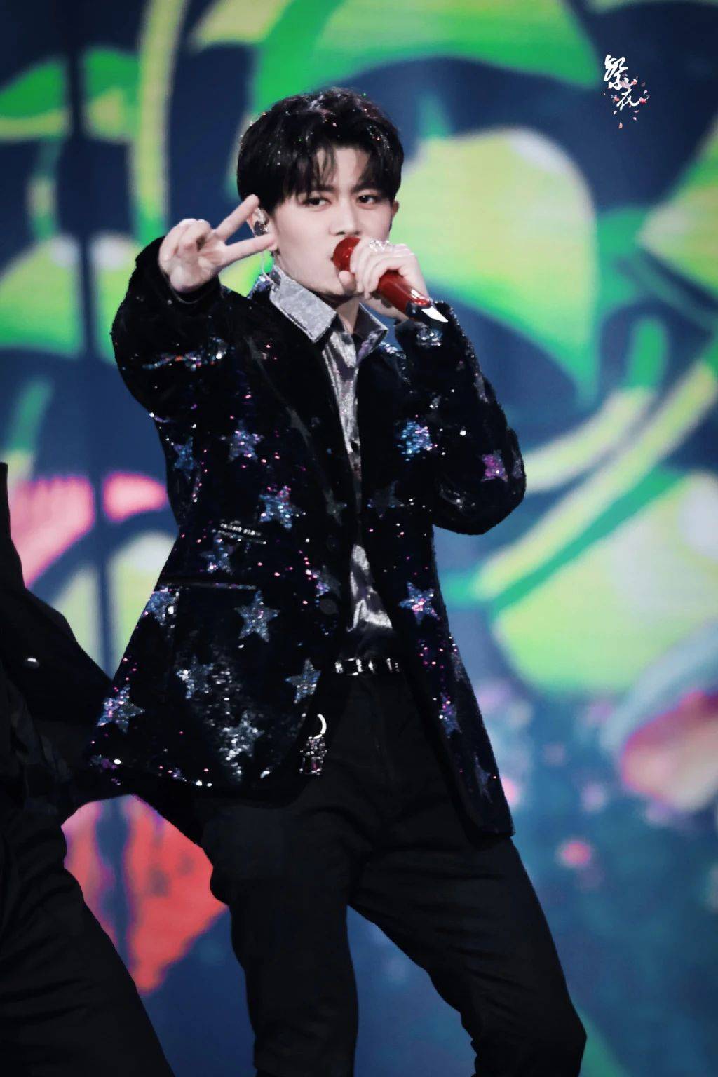 任嘉伦壁纸一年有四季天气有多变唯一不变的是爱你的心