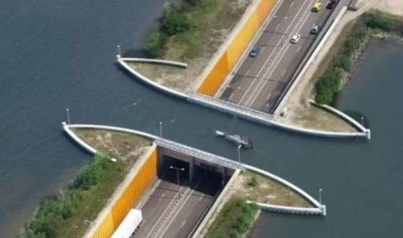 世界上最神奇的一座桥，船在桥上开，而车却在水下跑！