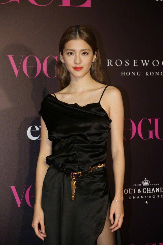 原创徐子淇彻底放飞自我了穿v领连衣裙性感不俗气反而高贵优雅