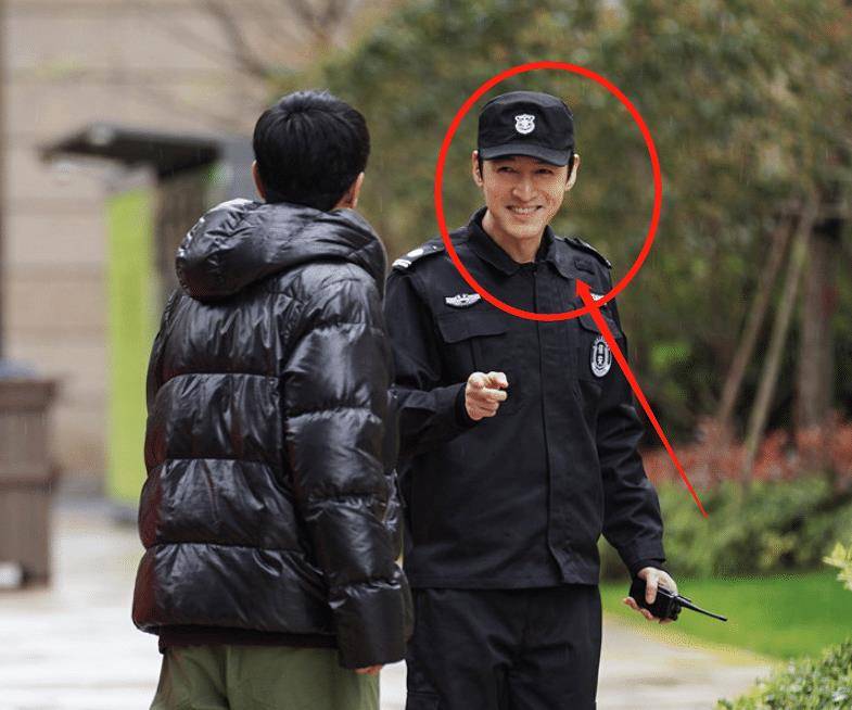 胡歌客串高圆圆新剧,穿保安服帅气依旧,生图下的腿长我却看愣了_手机