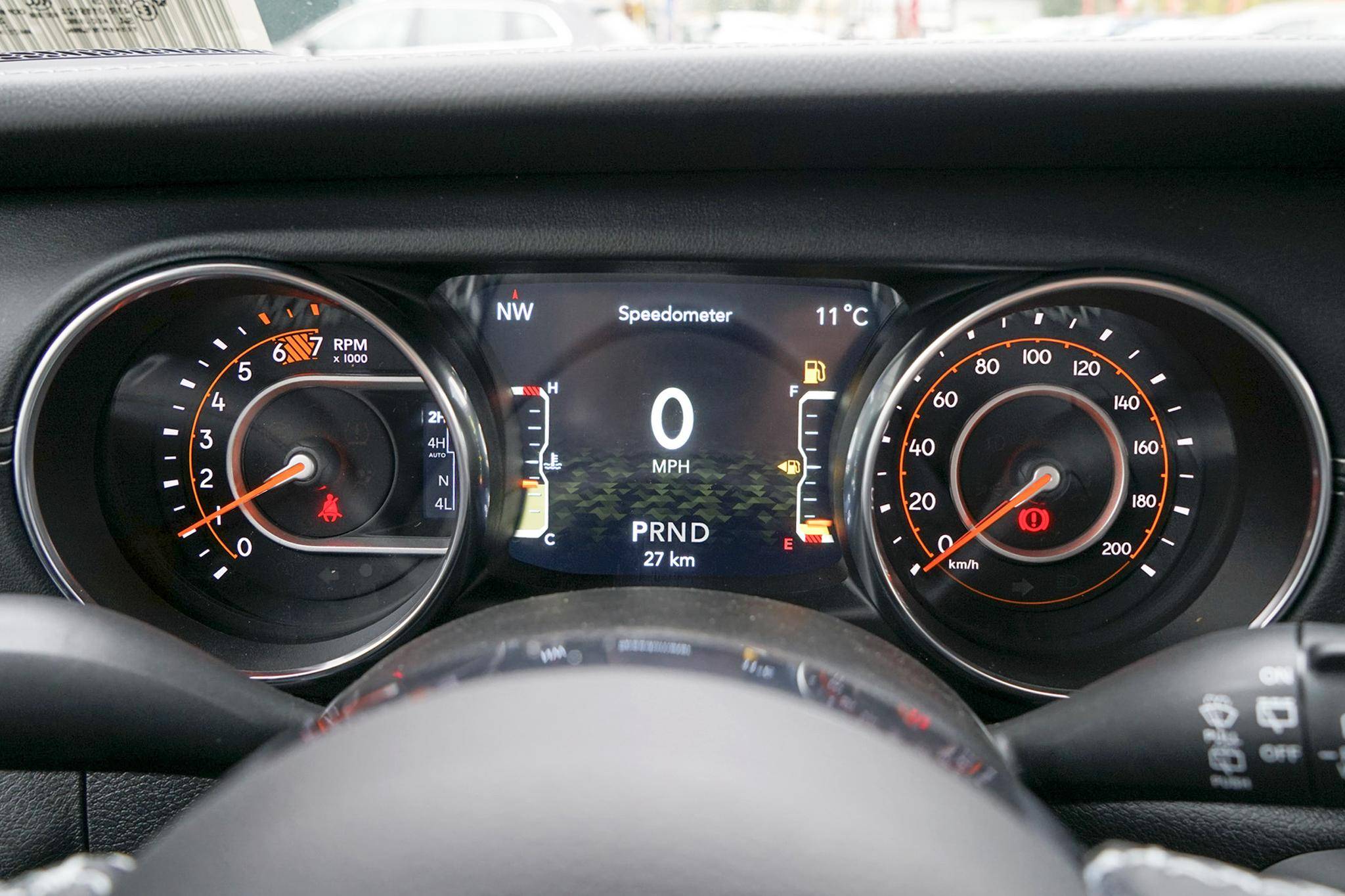 仪表盘使用机械 液晶的组合,虽然酷炫程度不及全液晶,但作为一辆硬派