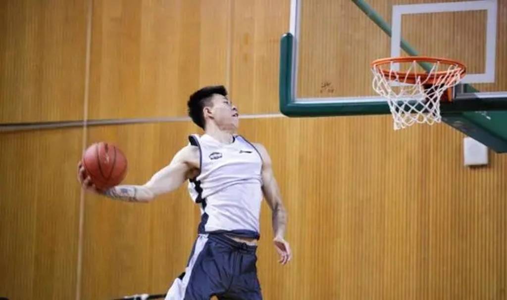 原创杨鸣爱不释手!21岁新星对扣篮大赛充满信心,得到易建联高评价