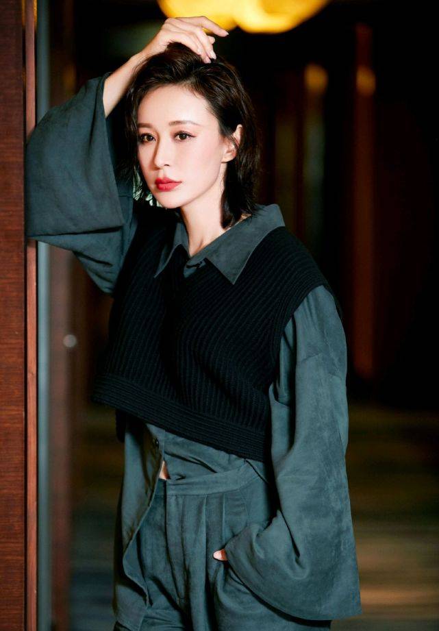 杨雨婷的服装穿搭真好看衬衫叠穿针织衫有种洒脱不羁的感觉