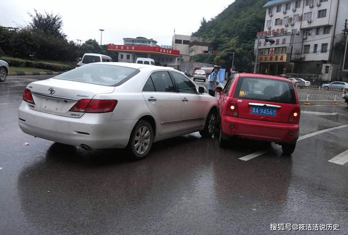 遇到前车加塞，后车故意撞上去，谁全责？交警：别怪没提醒你_搜狐汽车_搜狐网