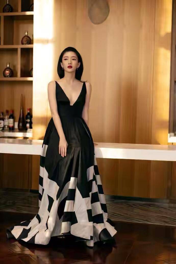 江疏影驾驭各种礼服尤其一件玫红色长裙彰显气质和事业线且女人味十足
