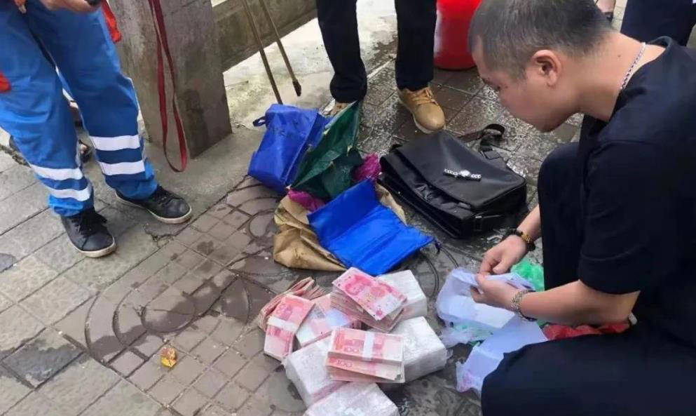 环卫工水上除污作业发现一帆布袋内装是60万现钱和一只名表