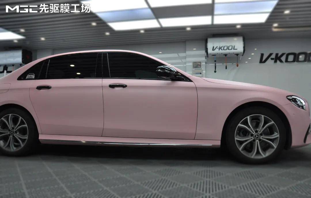 火爆的樱花粉来了曜岩黑奔驰e300改色超哑樱花粉