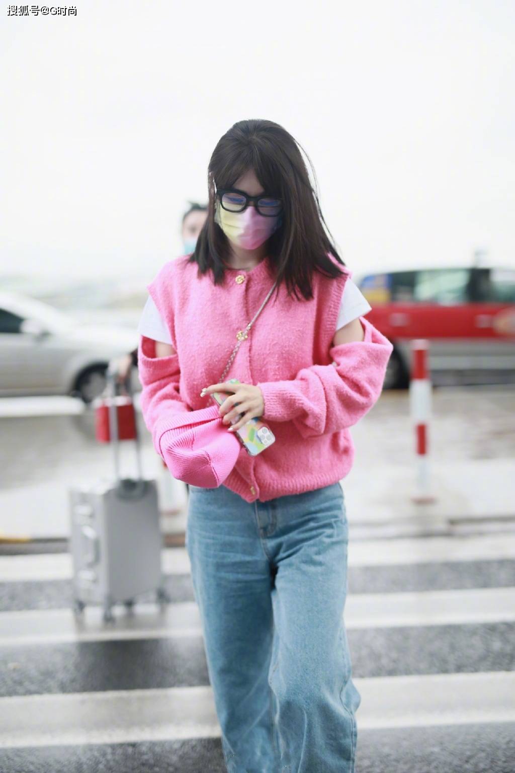 李菲儿身穿粉色毛衣搭配同色系针织帽，清新靓丽-搜狐大视野-搜狐新闻